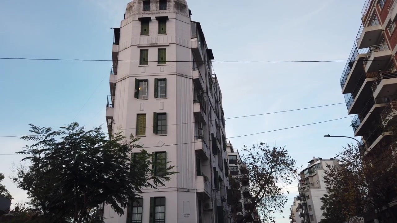Architettura esterna di un edificio residenziale/hotel in città, immobiliare, ripresa in movimento dal basso al crepuscolo.