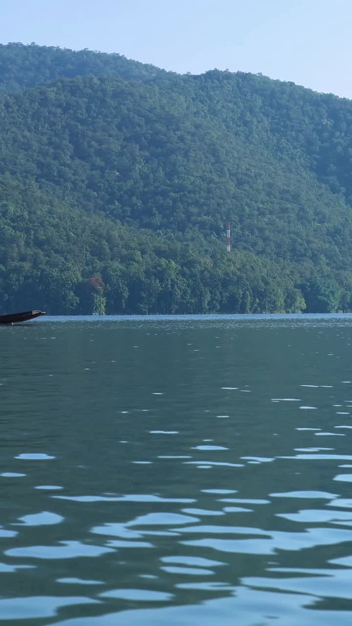 배 가 조용 하고 경치 좋은 호수 를 가로질러 이동 하고 있다