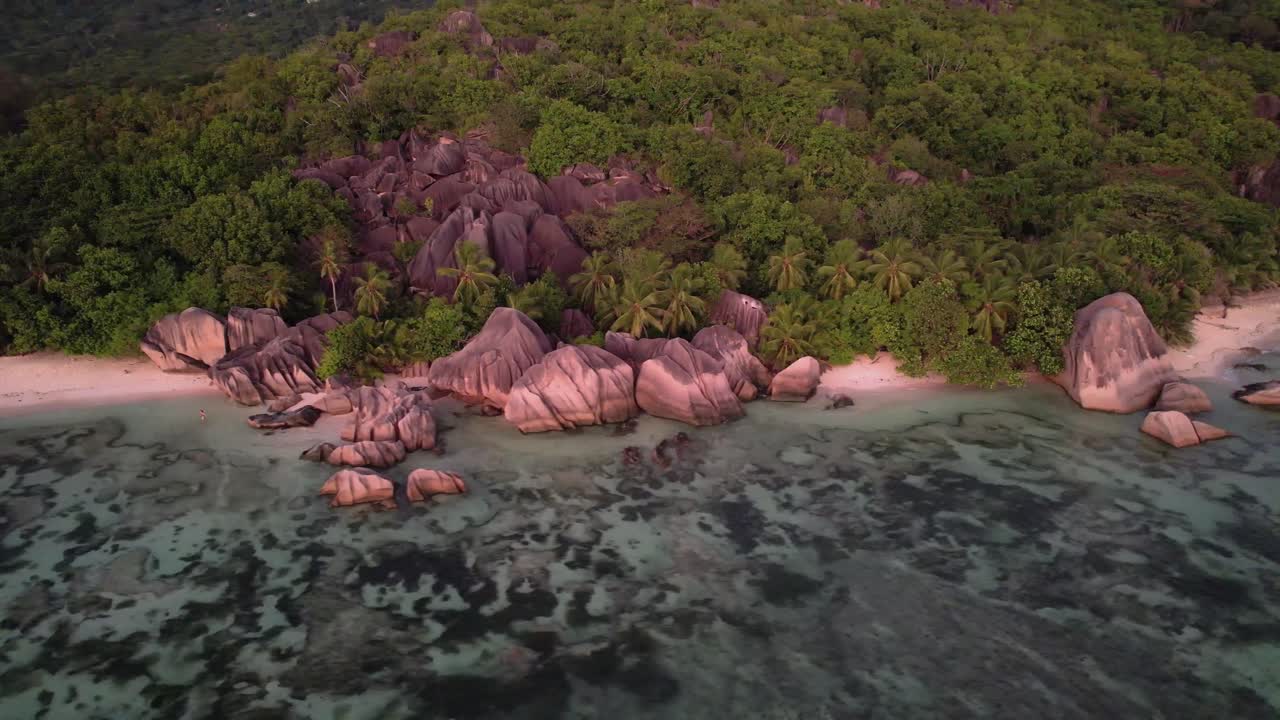 Pantai Anse Source D'argent di Pulau La Digue, Seychelles saat matahari terbenam Pemandangan udara