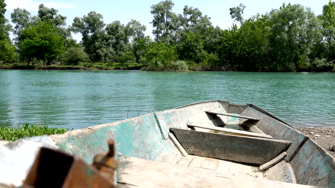 viejo barco cerca del muelle del río. primer plano