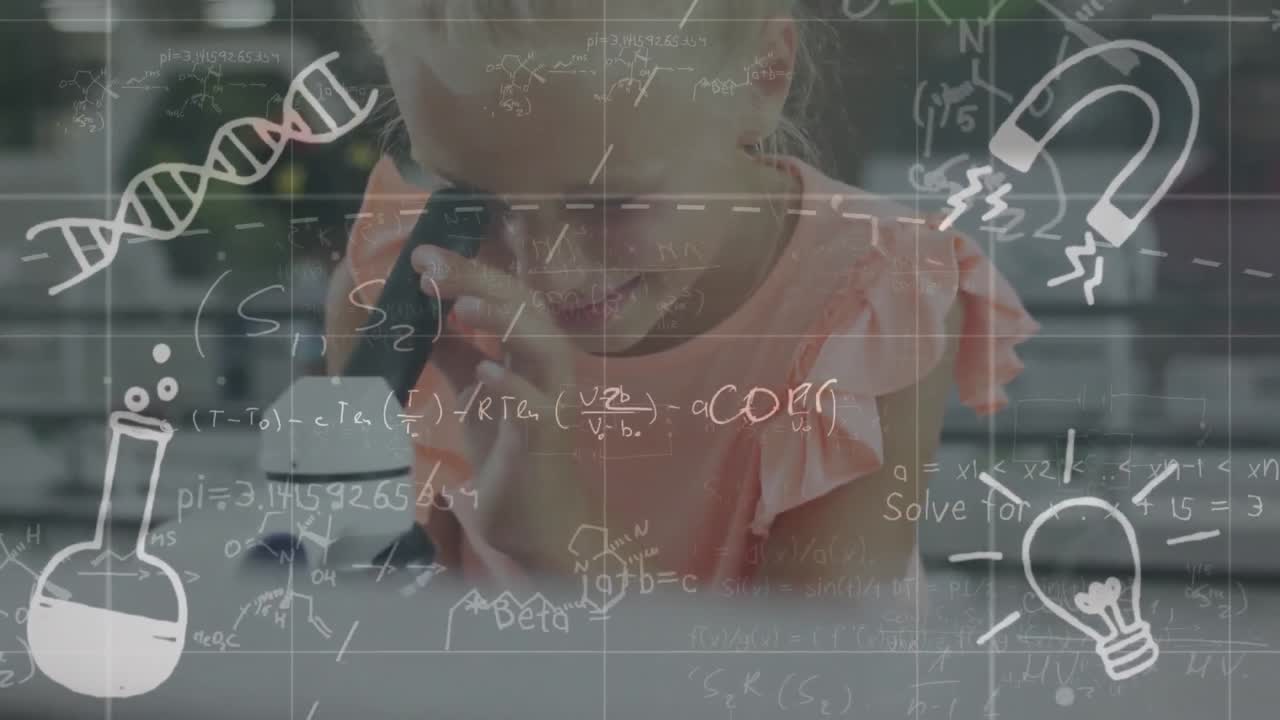 animación de iconos de la ciencia sobre una feliz estudiante caucásica usando el microscopio en la clase de ciencias