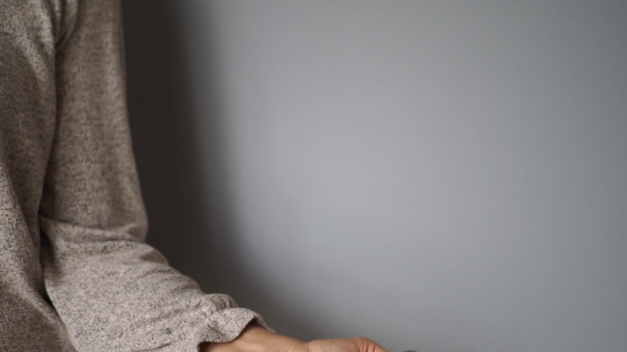Primo piano di una mano che esegue curl per i polsi con un piccolo manubrio