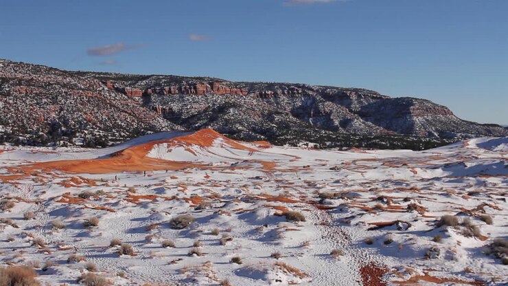 La neve copre le dune di sabbia rosa corallo nel Parco Nazionale di Zion.