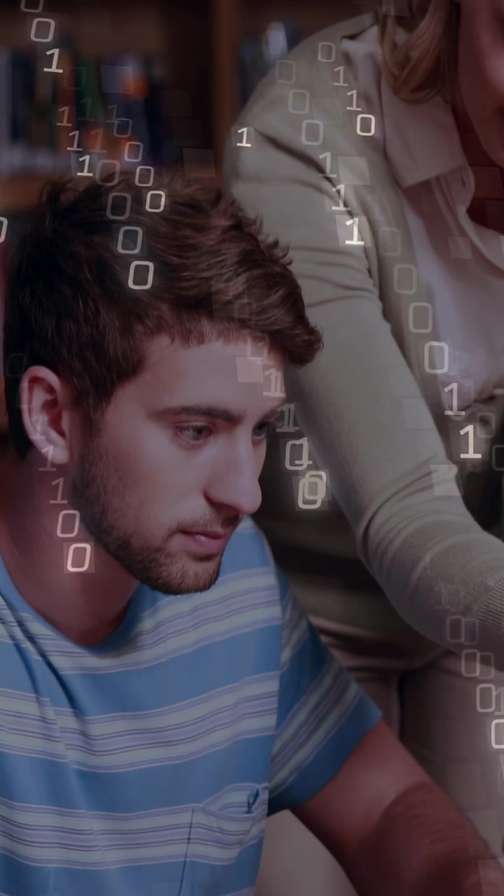 Vídeo vertical: Homem digitando no laptop, tutor apontando para a tela, com sobreposição binária marcando notas para aprendizado