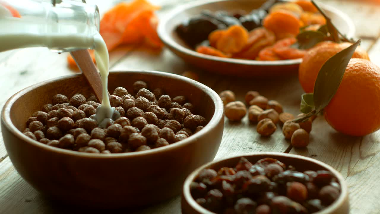 시네마그래프 초콜릿 시리얼 볼과 우유가 나무 그에 어