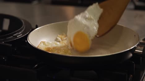 Mujer-Caucásica-Cocinando-En-Su-Casa