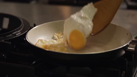 mujer caucásica cocinando en su casa