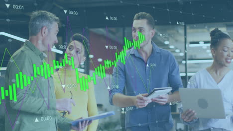 animación del procesamiento de datos financieros sobre diversas personas de negocios en la oficina