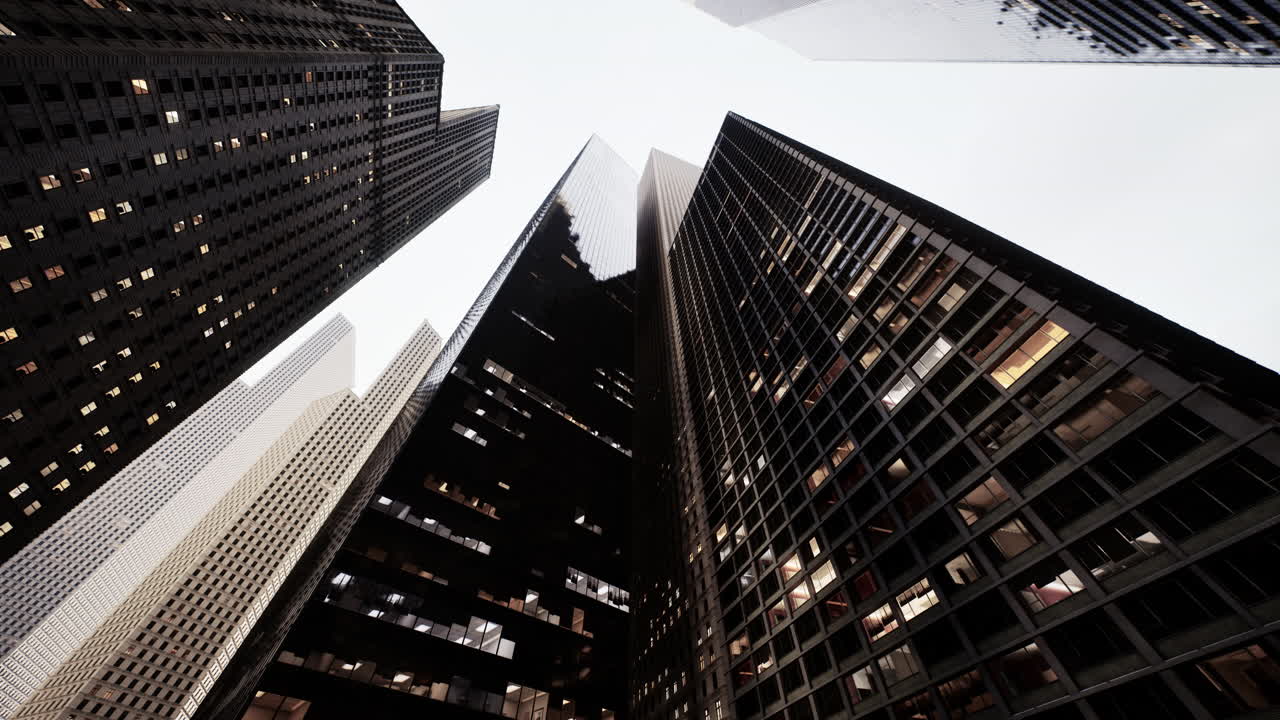 mirando hacia arriba a los rascacielos