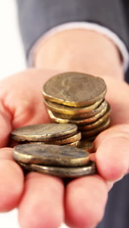 sección media del hombre que sostiene monedas