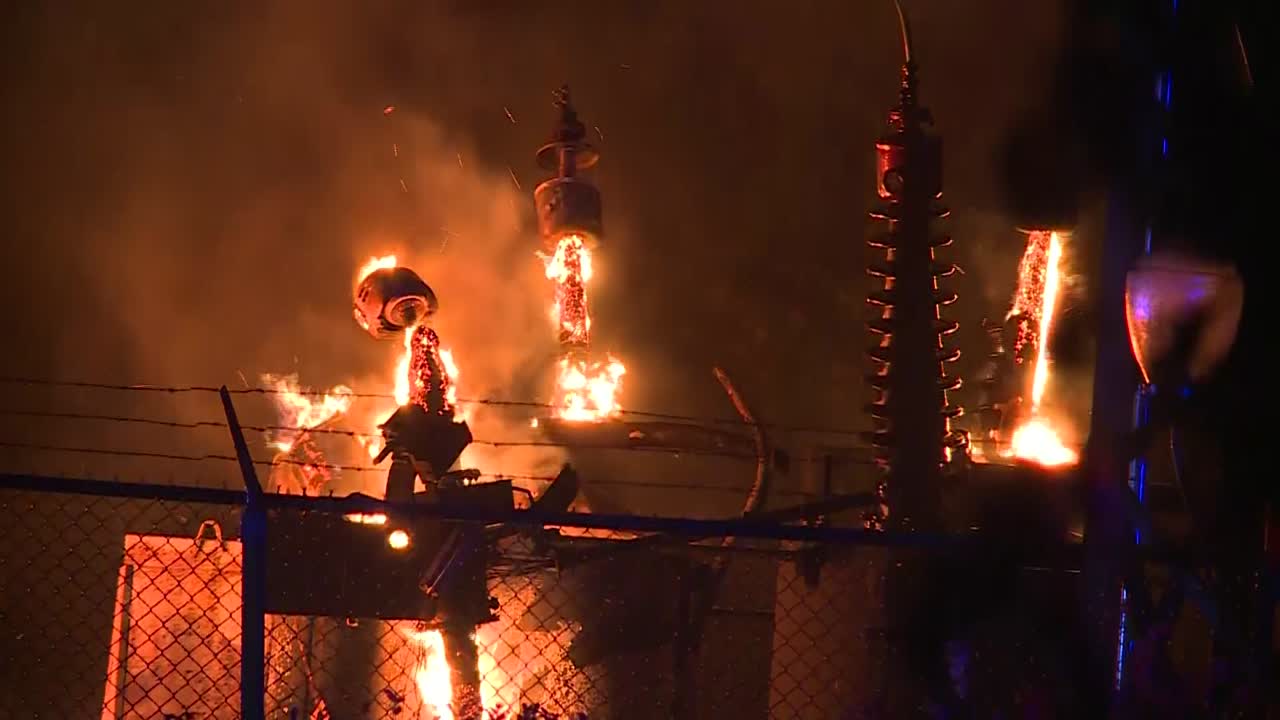 밤에 불에 변전소의 cu