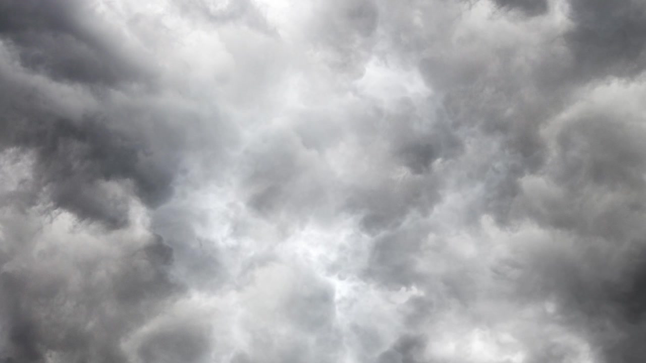 Nature's Thunderous Ballet in the Sky