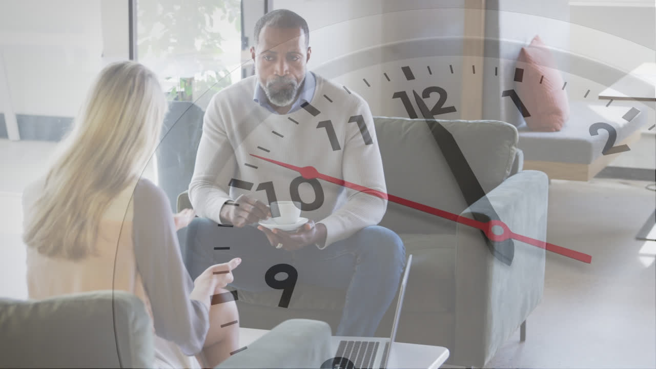 Animación de reloj sobre dos profesionales de negocios diversos