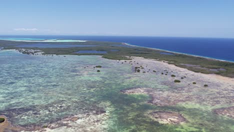 Los-roques'-vibrant-wetlands-and-clear-waters-under-the-bright-sun,-aerial-view