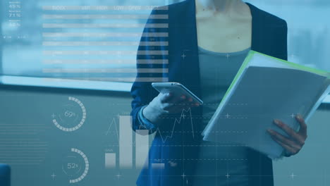 mujer que usa teléfonos inteligentes y datos