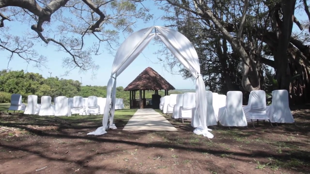 Matrimonio all'aperto, arco in tessuto sotto una chioma d'alberi