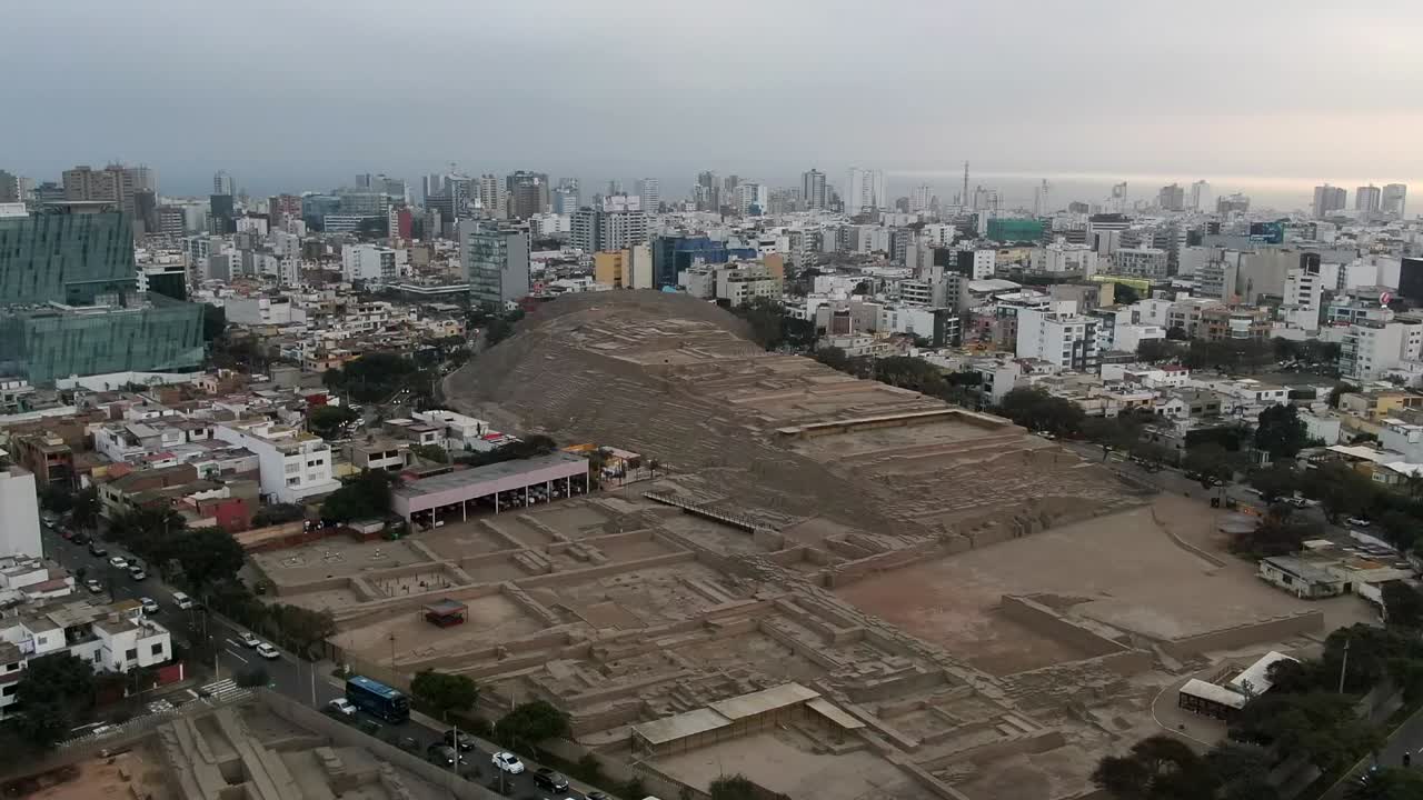 huaca pucllana en el distrito de miraflores