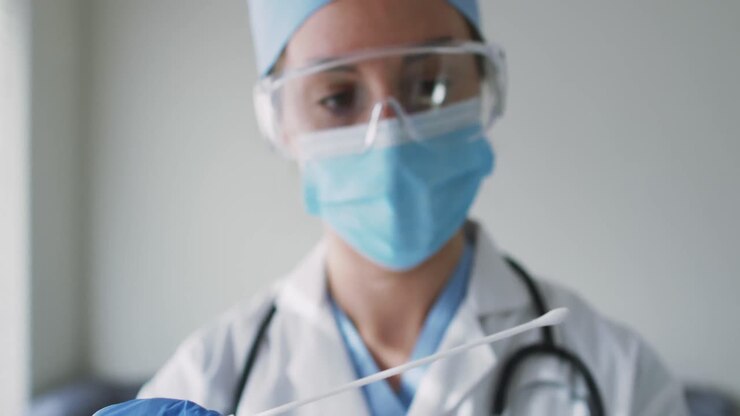 Dottoressa caucasica con mascherina a casa con tampone