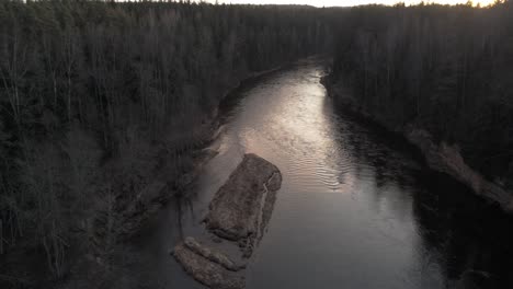 Sobrevuelo-Aéreo-Del-Paisaje-Natural-Con-Río-Al-Amanecer