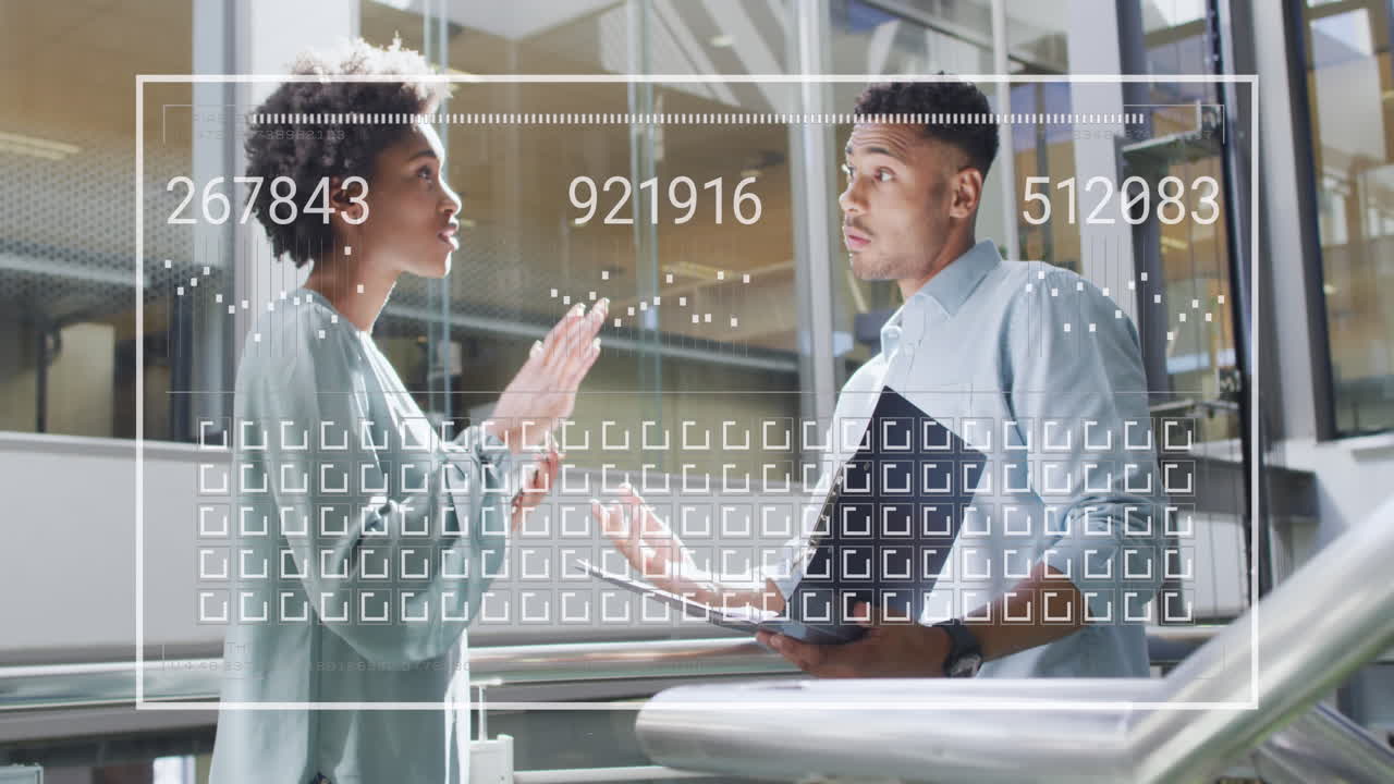 사무실에서 일하는 다양한 비즈니스 사람들에 대한 데이터 처리의 애니메이션