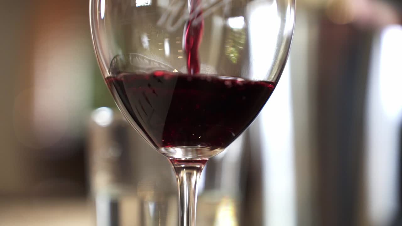 Versando vino rosso nel bicchiere da vino nella Barossa Valley, Adelaide, Australia Meridionale