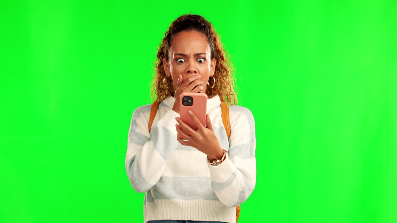 Schok, omg, vrouw met telefoon voor groen scherm
