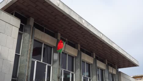 bandera en un tribunal, portugal 4k día gris