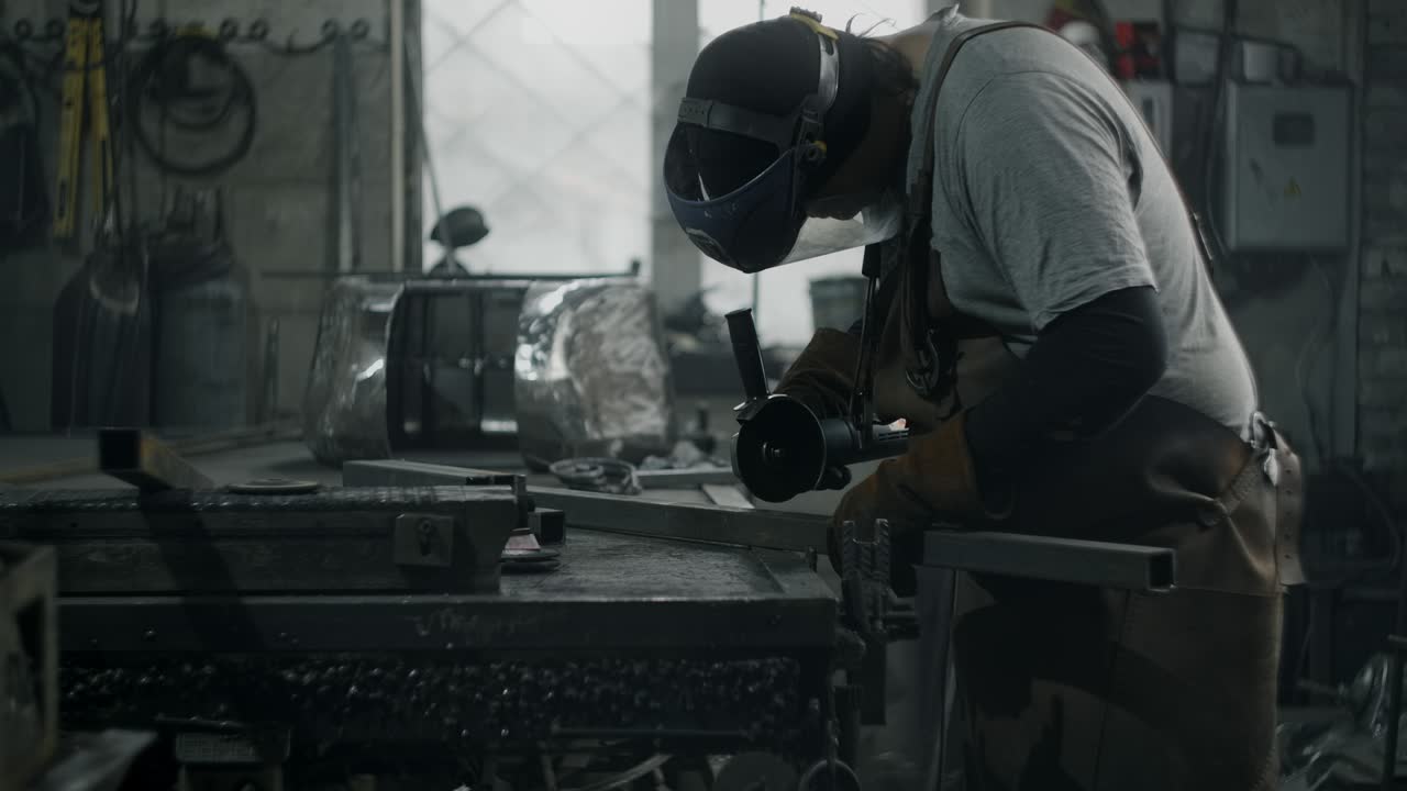 일은 금속 프로필을 슬로 모션으로 절단합니다. 불꽃의 날아다니는 흐름과 함께 금속 작업실에서 금속 작업, 4k 60p 프로레스 hq.