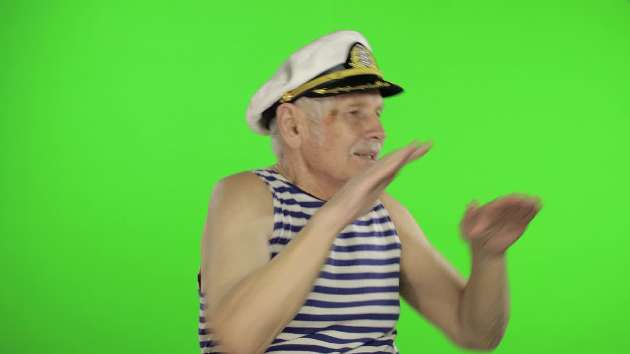 el anciano marinero hace bailes divertidos. el viejo marinero en el fondo de la llave de croma