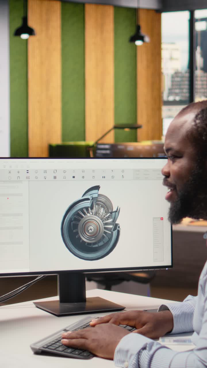 Un ingénieur au bureau travaillant sur la conception CAO d’une éolienne pour améliorer la technologie