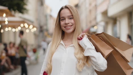 Glückliche-Junge-Frau-Mädchen-Shopaholic-Verbraucher-Nach-Dem-Einkauf-Verkauf-Mit-Vollen-Taschen-Zu-Fuß-In-Der-Stadtstraße