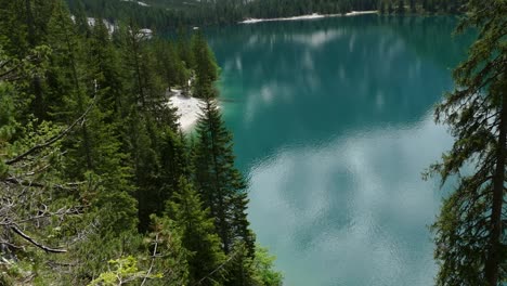 Wunderbarer-Blick-Auf-Den-Pragser-Wildsee-In-Den-Dolomiten