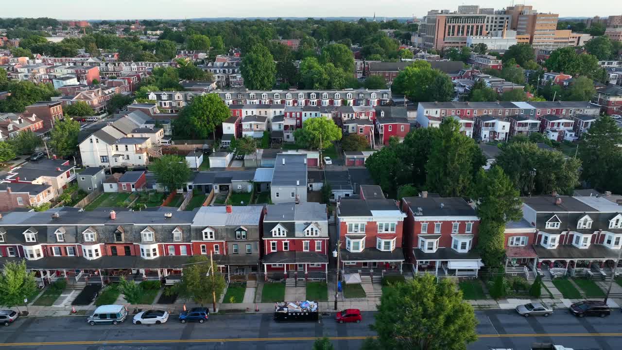 Farverige huse i et bycentrum i USA