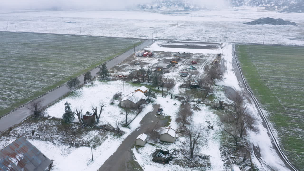 캘리포니아 테하차피의 겨울 눈 덮인 농장 위를 날다