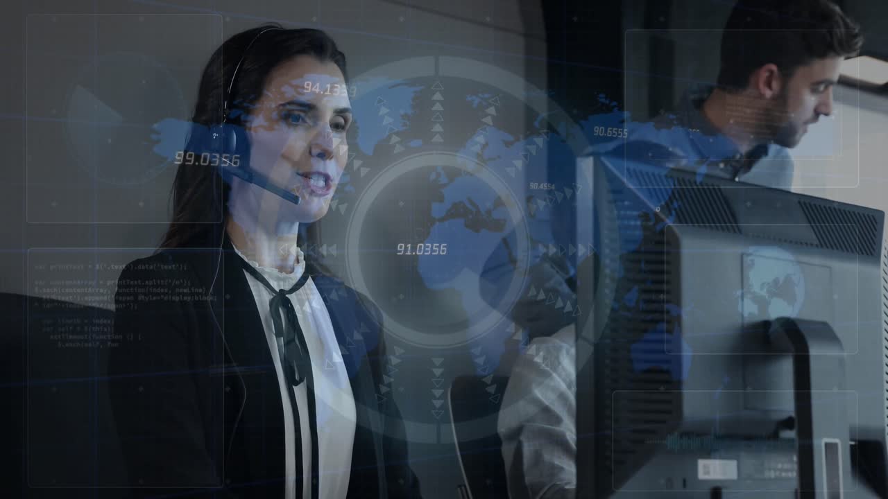 animación del procesamiento de datos sobre una mujer de negocios caucásica que usa auriculares de teléfono en la oficina