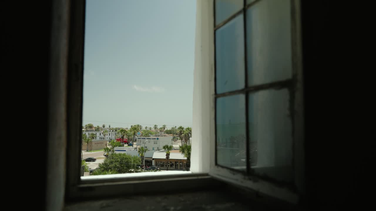 텍사스 해안의 해변 마을이 내려다보이는 포트 이사벨 등대 창에서 보기