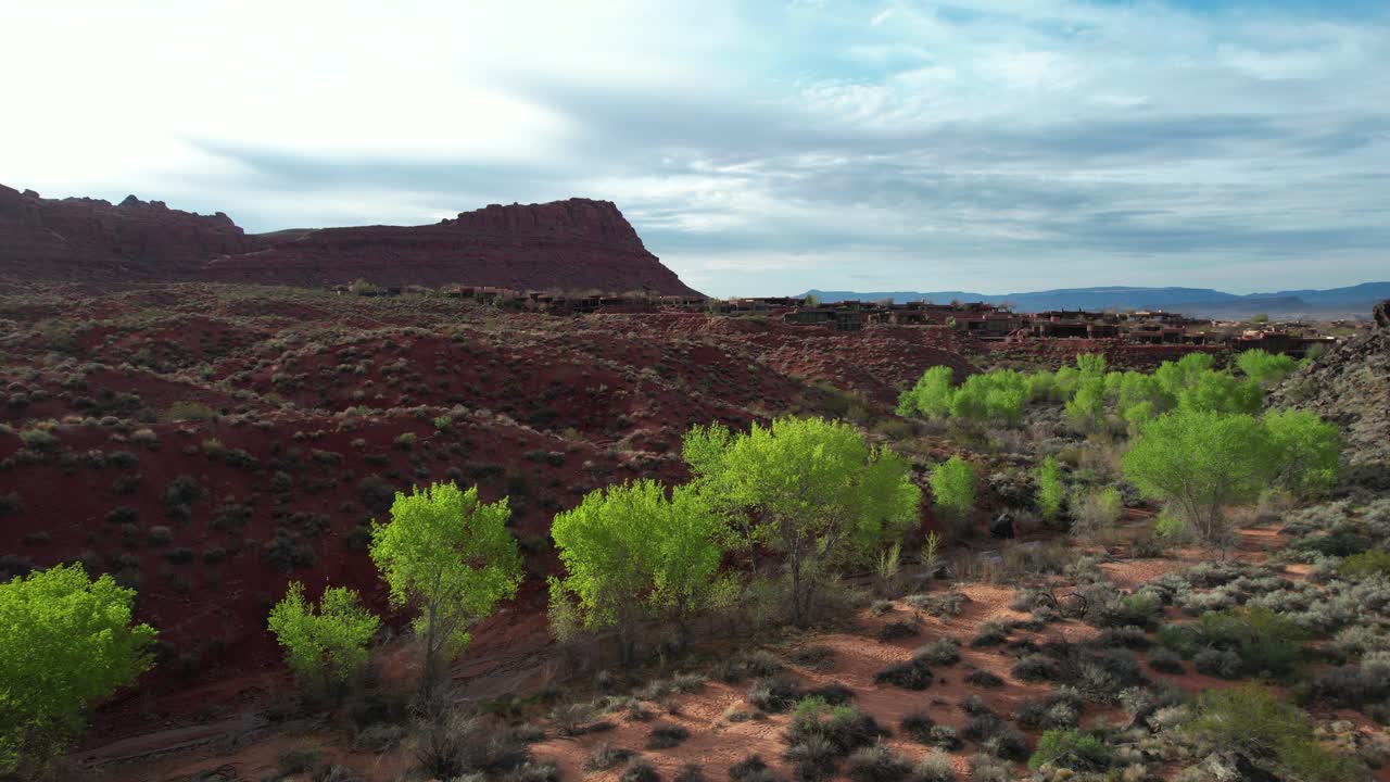 vista aérea del parque estatal snow canyon, utah usa, paisaje escénico en la tarde soleada, disparo de drones