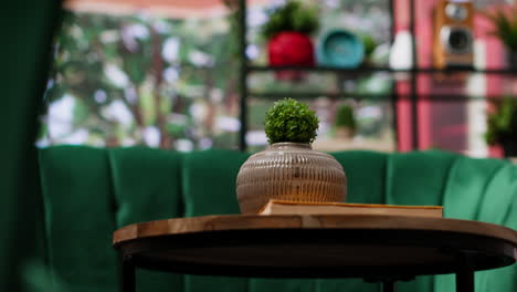 elegante habitación vacía con acogedores muebles verdes y mesa de madera en el área de salón