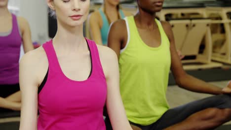 mujeres hermosas haciendo ejercicio en el estudio de fitness