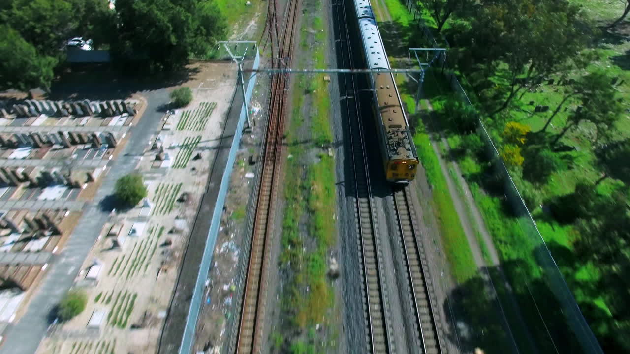 묘지를 지나가는 열차