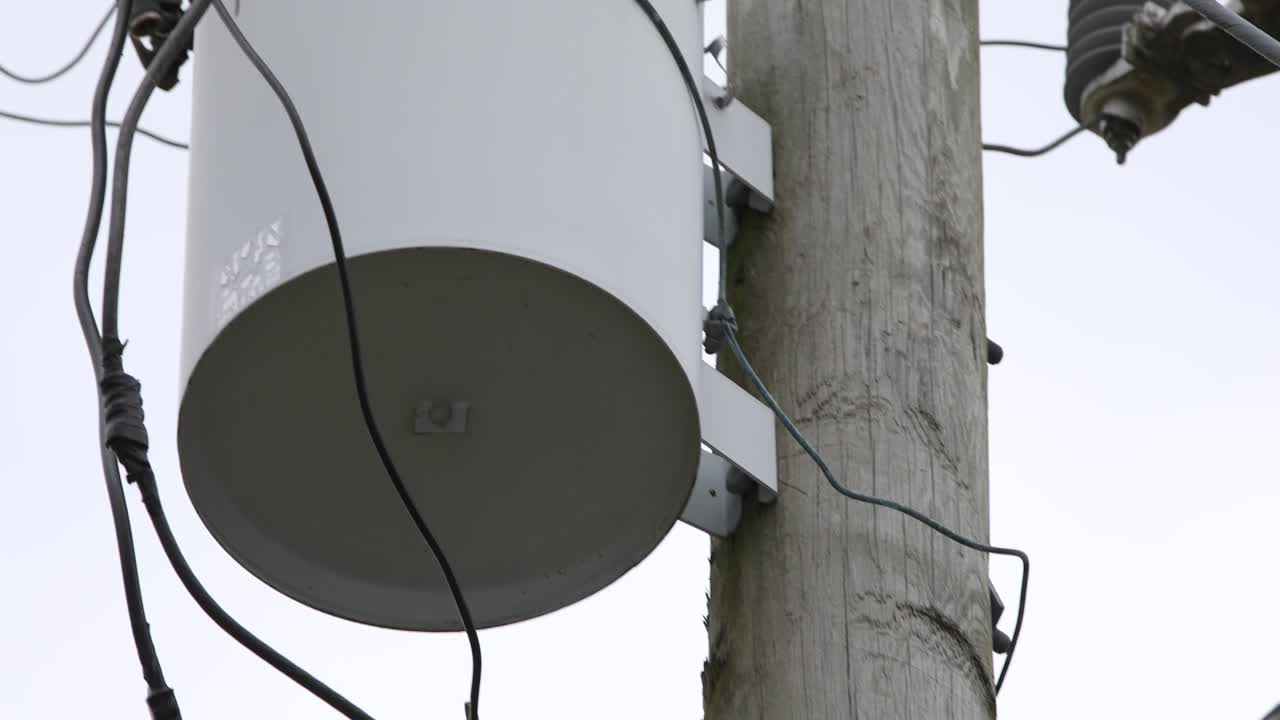 nivel primario de una estructura de distribución eléctrica ku cerca de transformadores conductores aisladores de polímero y pasadores de chaveta en un poste de madera