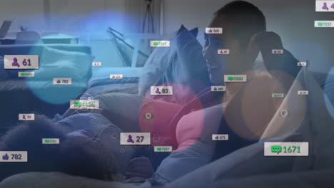 animación de iconos de las redes sociales sobre una pareja de lesbianas diversas que se abrazan en el sofá