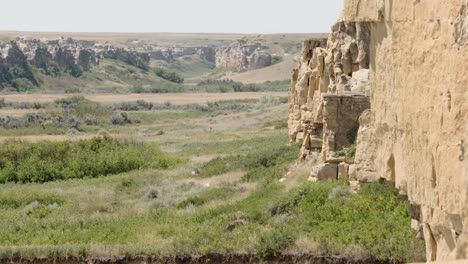 Acantilado-De-Piedra-Dorada-Y-Erosión-De-Roca-Hoodoo-En-El-Valle-Del-Río-Milk,-AB