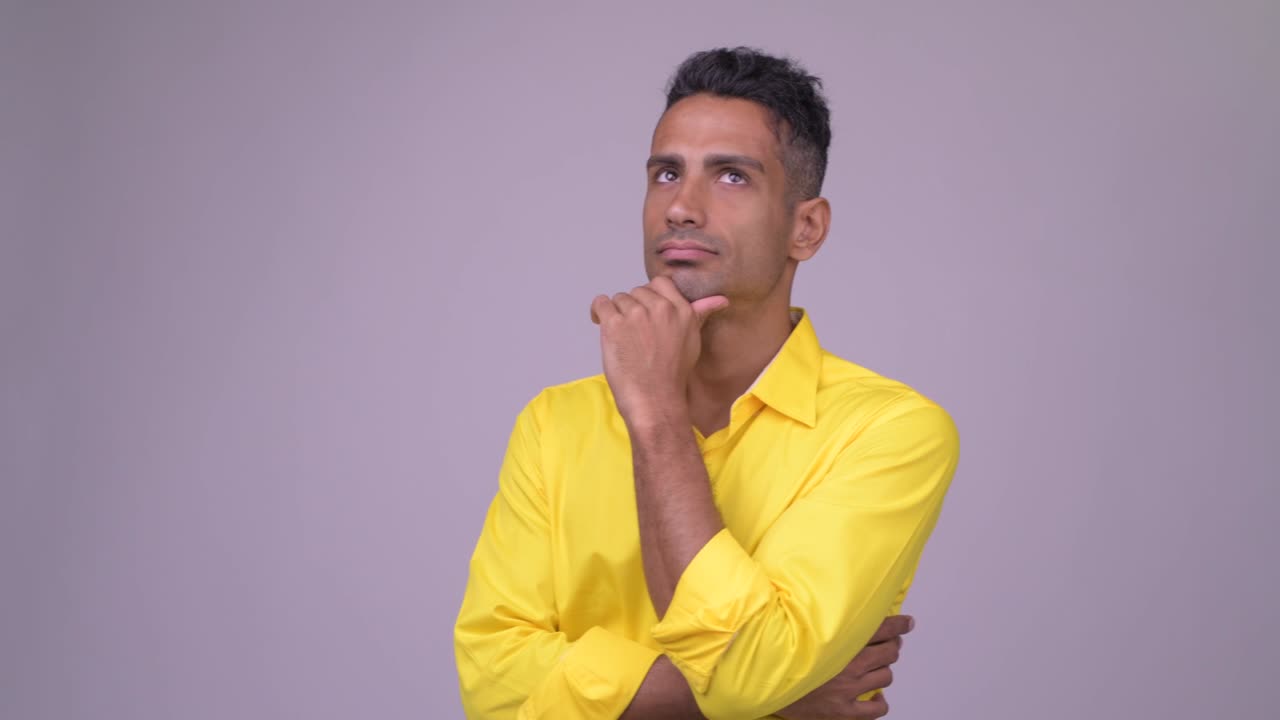 el guapo hombre de negocios persa con la camisa amarilla