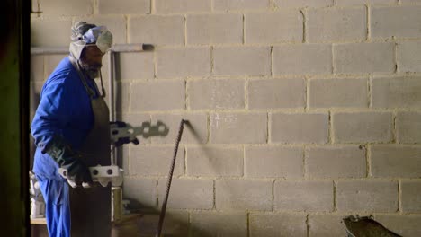 trabajador que trabaja en un taller de fundición 4k