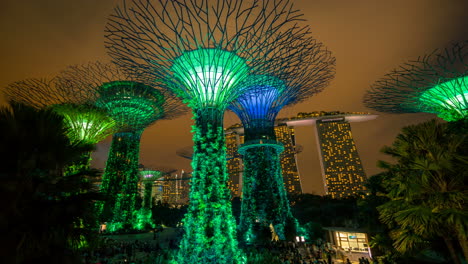 Lapso-De-Tiempo-Del-Espectáculo-De-Iluminación-De-Supertree-Grove-En-Gardens-By-The-Bay-En-Singapur