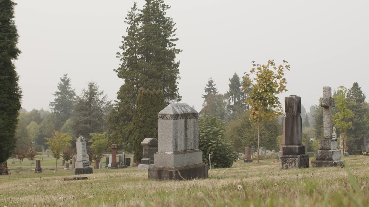 tumbas y monolitos en el cementerio de vancouver