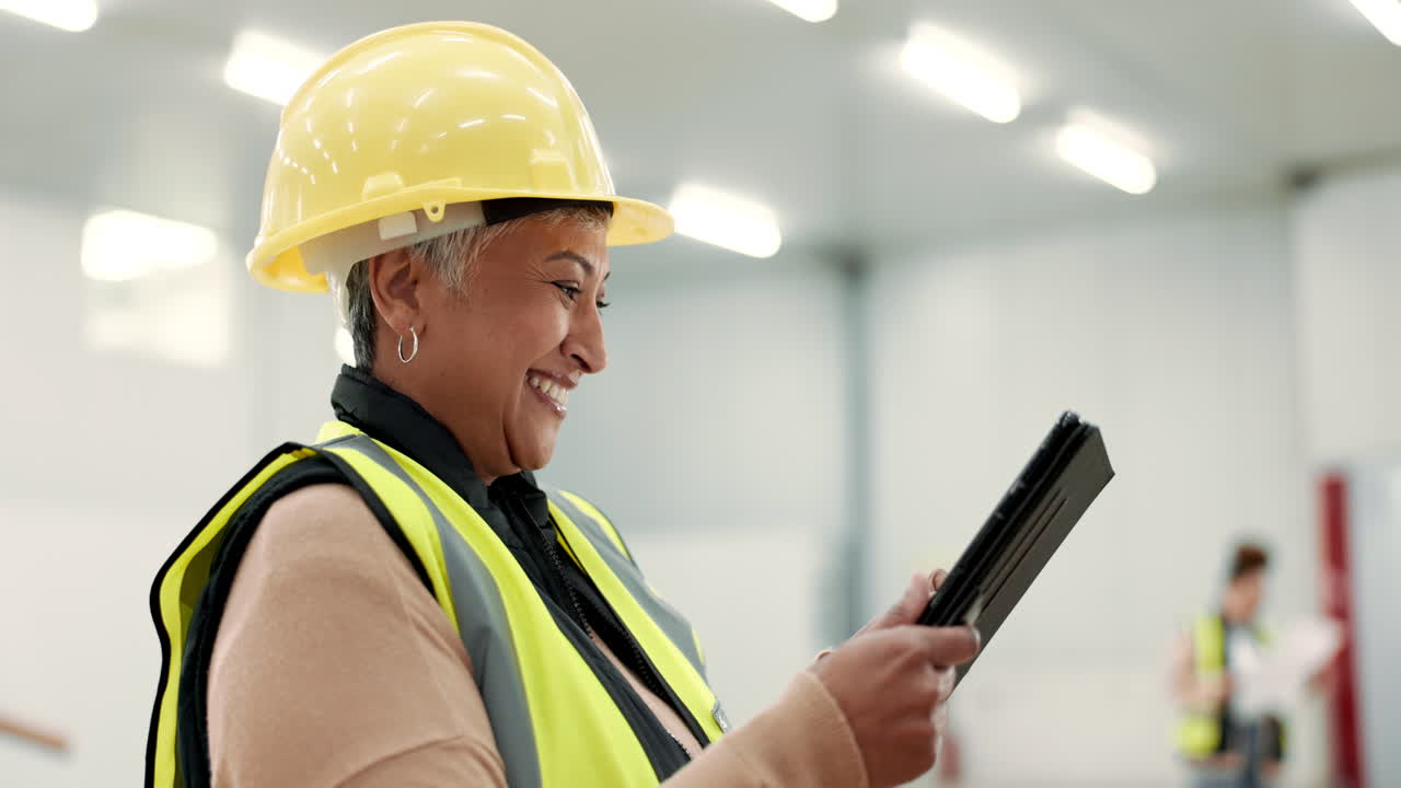 mujer ingeniera, pensando