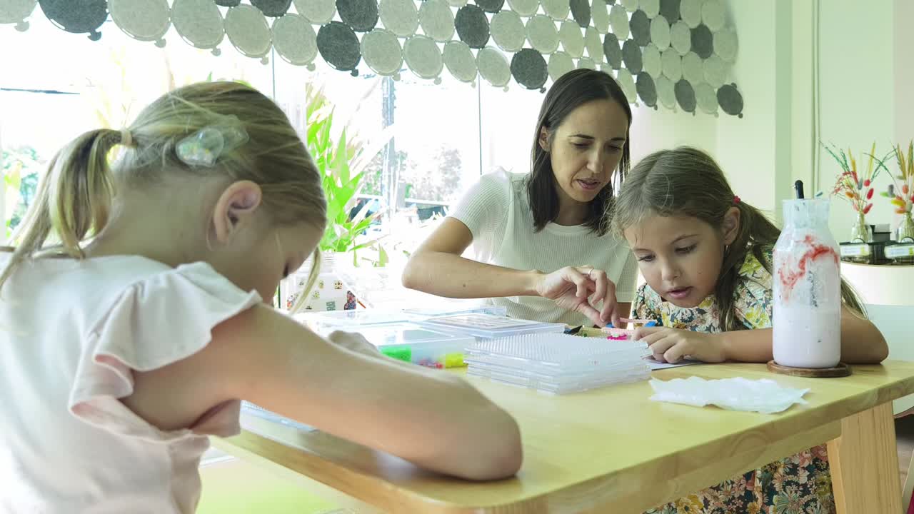 madre e hijas haciendo actividades artesanales