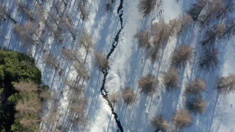 Drone-Volando-Sobre-Las-Montañas-Durante-El-Invierno,-Movimiento-Hacia-Adelante-Inclinándose-Hacia-Arriba